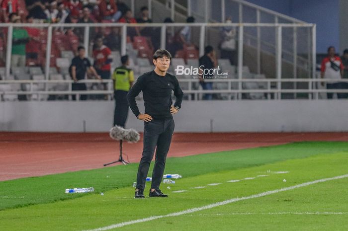 Pelatih timnas Indonesia, Shin Tae-yong, sedang memantau para pemainnya bertanding dalam laga pekan pertama Grup A Piala AFF 2022 di Stadion Gelora Bung Karno, Senayan, Jakarta, 23 Desember 2022.