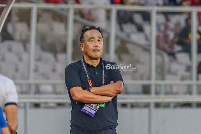 Pelatih timnas Kamboja, Ryu Hirose, sedang memantau para pemainnya bertanding dalam laga pekan pertama Grup A Piala AFF 2022 di Stadion Gelora Bung Karno, Senayan, Jakarta, 23 Desember 2022.