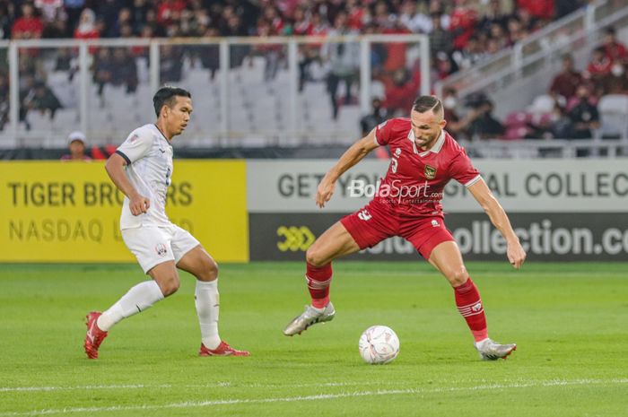 Striker naturalisasi timnas Indonesia, Ilija Spasojevic (kanan), sedang menguasai bola dan dibayangi pemain timnas Kamboja bernama Om Chanpolin (kiri) dalam laga pekan pertama Grup A Piala AFF 2022 di Stadion Gelora Bung Karno, Senayan, Jakarta, 23 Desember 2022.