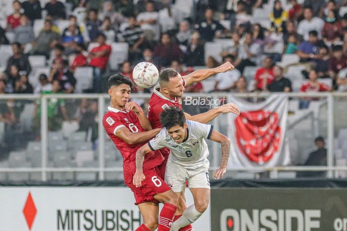 Dua pemain timnas Indonesia, Marselino Ferdinan (kiri) dan Ilija Spasojevic (tengah), sedang berduel udara merebut bola dengan pilar timnas Kamboja bernama In Sodavid (kanan) dalam laga pekan pertama Grup A Piala AFF 2022 di Stadion Gelora Bung Karno, Senayan, Jakarta, 23 Desember 2022.