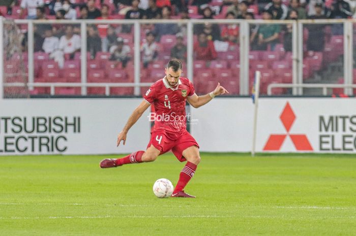 Bek naturalisasi timnas Indonesia, Jordi Amat, tampak akan menendang bola saat bertanding dalam laga pekan pertama Grup A Piala AFF 2022 di Stadion Gelora Bung Karno, Senayan, Jakarta, 23 Desember 2022.