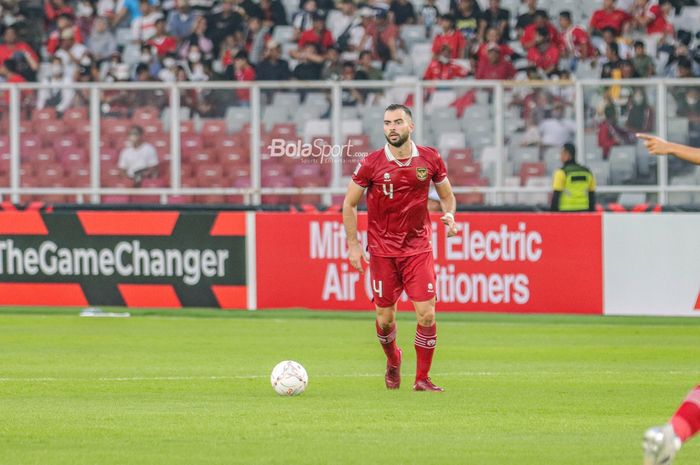 Bek naturalisasi timnas Indonesia, Jordi Amat, sedang menguasai bola saat bertanding dalam laga pekan pertama Grup A Piala AFF 2022 di Stadion Gelora Bung Karno, Senayan, Jakarta, 23 Desember 2022.