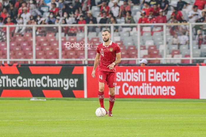 Bek naturalisasi timnas Indonesia, Jordi Amat, sedang menguasai bola dalam laga pekan pertama Grup A Piala AFF 2022 di Stadion Gelora Bung Karno, Senayan, Jakarta, 23 Desember 2022.