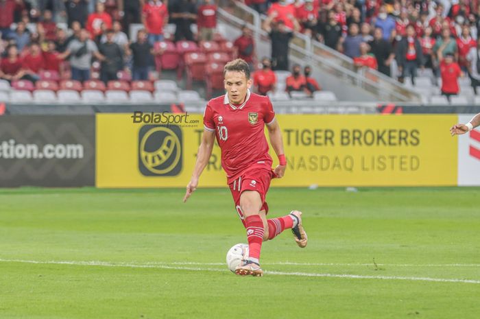 Striker timnas Indonesia, Egy Maulana Vikri, sedang menguasai bola saat bertanding dalam laga pekan pertama Grup A Piala AFF 2022 di Stadion Gelora Bung Karno, Senayan, Jakarta, 23 Desember 2022.