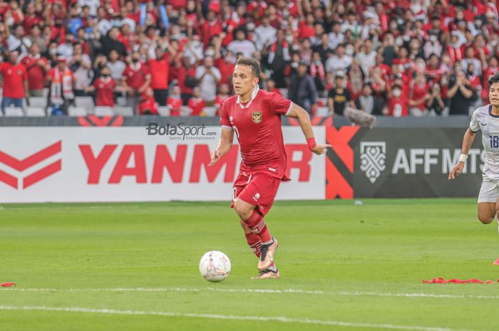 Striker timnas Indonesia, Egy Maulana Vikri, sedang menguasai bola saat bertanding dalam laga pekan pertama Grup A Piala AFF 2022 di Stadion Gelora Bung Karno, Senayan, Jakarta, 23 Desember 2022.