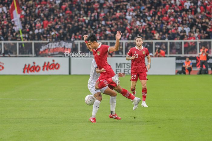 Bek sayap kiri timnas Indonesia, Pratama Arhan, tampak sedang berusaha menggiring bola namun dihalau lawannya saat bertanding dalam laga pekan pertama Grup A Piala AFF 2022 di Stadion Gelora Bung Karno, Senayan, Jakarta, 23 Desember 2022.