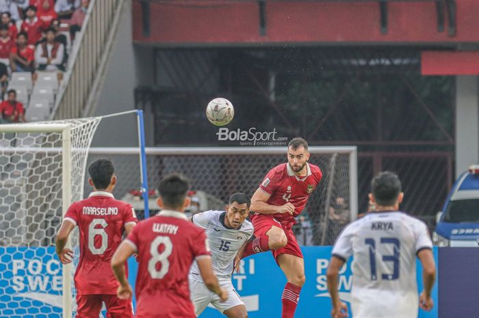 Bek naturalisasi timnas Indonesia, Jordi Amat (kanan), sedang berduel udara merebut bola saat bertanding dalam laga pekan pertama Grup A Piala AFF 2022 di Stadion Gelora Bung Karno, Senayan, Jakarta, 23 Desember 2022.