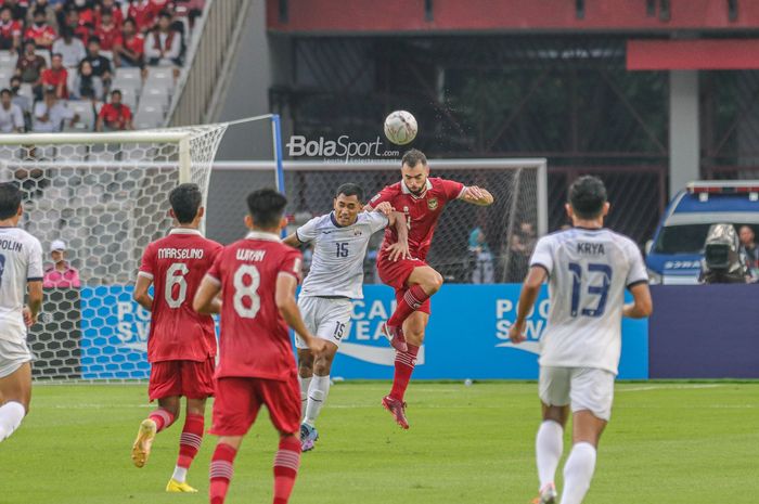 Bek naturalisasi timnas Indonesia, Jordi Amat (kanan), sedang berduel udara merebut bola saat bertanding dalam laga pekan pertama Grup A Piala AFF 2022 di Stadion Gelora Bung Karno, Senayan, Jakarta, 23 Desember 2022.