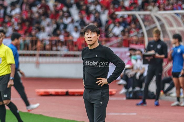 Pelatih timnas Indonesia, Shin Tae-yong, sedang memantau para pemainnya bertanding dalam laga pekan pertama Grup A Piala AFF 2022 di Stadion Gelora Bung Karno, Senayan, Jakarta, 23 Desember 2022.