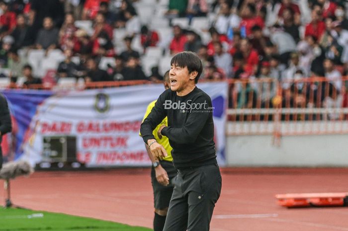 Pelatih timnas Indonesia, Shin Tae-yong, sedang memberikan marah kepada para pemainnya saat bertanding dalam laga pekan pertama Grup A Piala AFF 2022 di Stadion Gelora Bung Karno, Senayan, Jakarta, 23 Desember 2022.