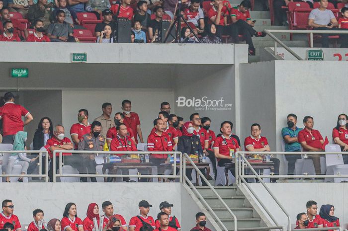 Joko Widodo (Presiden Republik Indonesia), Zainudin Amali (Menteri Pemuda dan Olahraga Republik Indonesia), Kapolri Jendral Listyo Sigit Prabowo, hingga Ketua Umum PSSI sedang menonton timnas Indonesia di Stadion Gelora Bung Karno, Senayan, Jakarta, 23 Desember 2022.