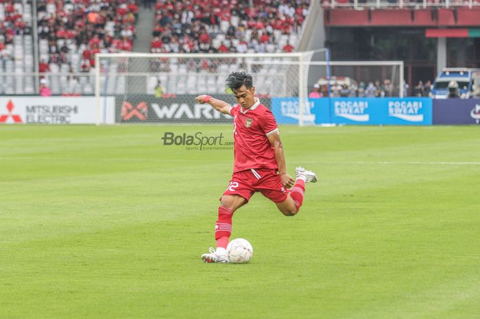 Bek sayap kiri timnas Indonesia, Pratama Arhan, tampak akan menendang bola saat bertanding dalam laga pekan pertama Grup A Piala AFF 2022 di Stadion Gelora Bung Karno, Senayan, Jakarta, 23 Desember 2022.