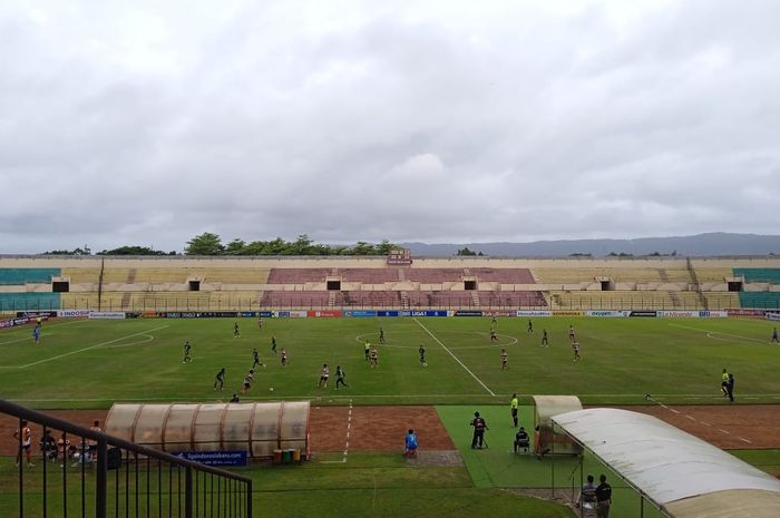 Suasana pertandingan Madura United vs RANS Nusantara FC di Stadion Sultan Agung, Bantul pada Jumat (23/12/2022)