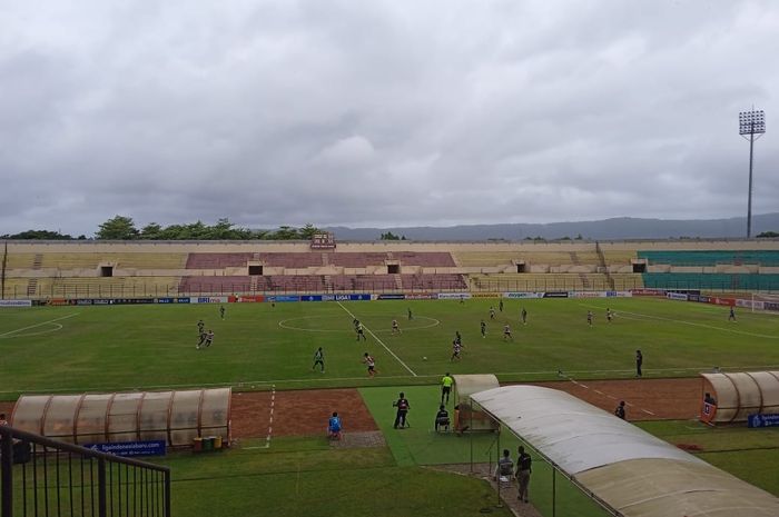 Suasana pertandingan Madura United versus RANS Nusantara FC di Stadion Sultan Agung, Bantul, Jumat (23/12/2022).