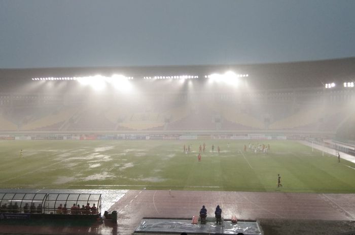 Pertandingan Liga 1 2022/23 antara PSS Sleman vs Persija Jakartadi Stadion Manahan dihentikan sementara akibat hujan deras (23/12/2022).