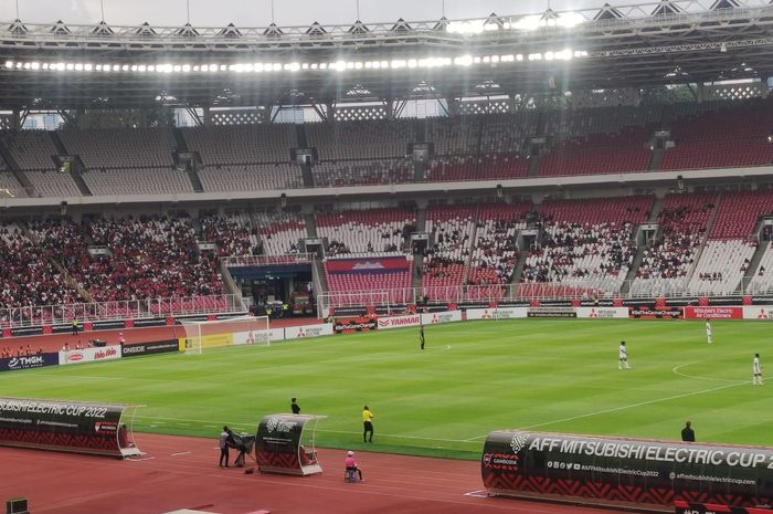 Bendera raksasa Kamboja terlihat terpajang di salah satu tribun Stadion Utama Gelora Bung Karno (SUGBK), Senayan, Jakarta Pusat, Jumat (23/12/2022).