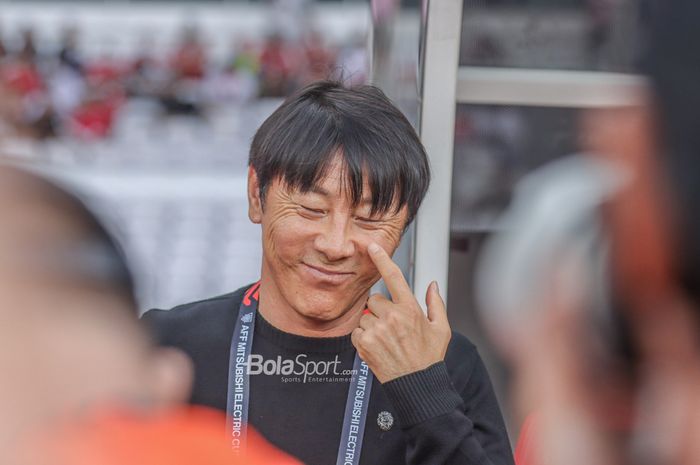 Pelatih timnas Indonesia, Shin Tae-yong, tampak sempat tersenyum saat menemani timnya bertanding dalam laga pekan pertama Grup A Piala AFF 2022 di Stadion Gelora Bung Karno, Senayan, Jakarta, 23 Desember 2022.