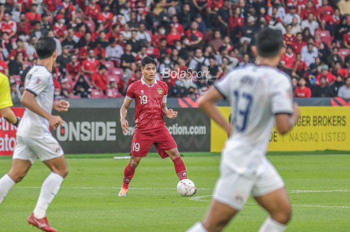 Kapten timnas Indonesia, Fachruddin Aryanto, sedang menguasai bola saat bertanding dalam laga pekan pertama Grup A Piala AFF 2022 di Stadion Gelora Bung Karno, Senayan, Jakarta, 23 Desember 2022.