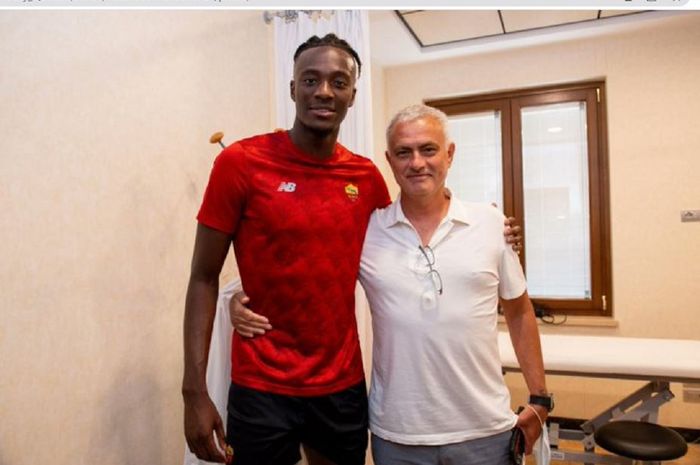 Tammy Abraham dan Jose Mourinho saat berada di kamp pelatihan AS Roma.