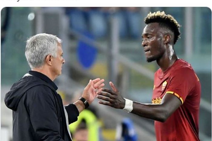 Jose Mourinho dan Tammya Abraham pada sebuah laga bersama AS Roma.