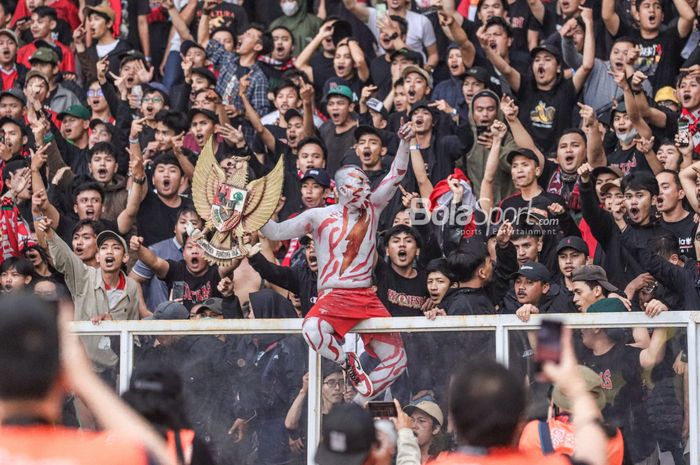 Aksi suporter timnas Indonesia saat mendukug skuat Garuda (skuad Garuda) dalam laga pekan pertama Grup A Piala AFF 2022 di Stadion Gelora Bung Karno, Senayan, Jakarta, 23 Desember 2022.