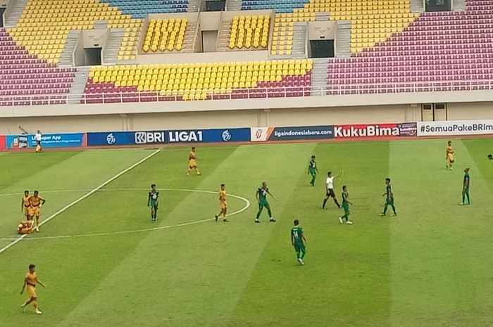 Suasana pertandingan antara Dewa United versus Persebaya Surabaya, di Stadion Manahan, Surakarta, pada Sabtu (24/12/2022)