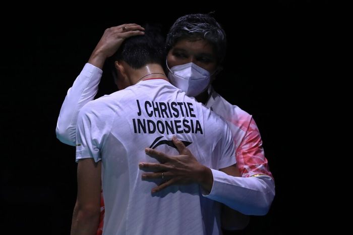 Tunggal putra Indonesia, Jonatan Christie, saat ditenangkan pelatihnya, Irwansyah, usai mengalami kekalahan pada babak perempat final Kejuaraan Dunia 2022 dari Chou Tien Chen (Taiwan) dalam pertandingan yang digelar di Tokyo Metropolitan Gymnasium, Jepang, 26 Agustus 2022