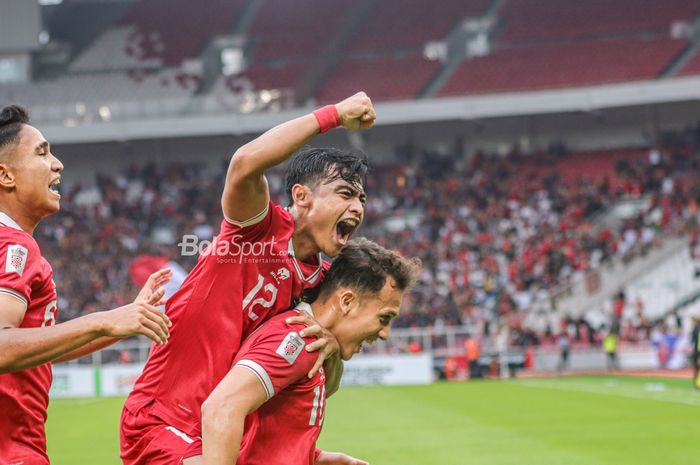 Pratama Arhan (tengah) sedang merayakan gol yang dibuat Egy Maulana Vikri (kanan) untuk timnas Indonesia saat bertanding dalam laga Piala AFF 2022 di Stadion Gelora Bung Karno, Senayan, Jakarta, 23 Desember 2022.