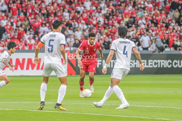 Gelandang Timnas Indonesia, Ricky Kambuaya (tengah), bertekad untuk bisa menembus Skuad Garuda di bawah pimpinan Patrick Kluivert.