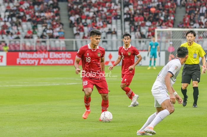 Striker timnas Indonesia, Muhammad Rafli (kiri), sedang menguasai bola saat bertanding dalam laga Piala AFF 2022 di Stadion Gelora Bung Karno, Senayan, Jakarta, 23 Desember 2022.