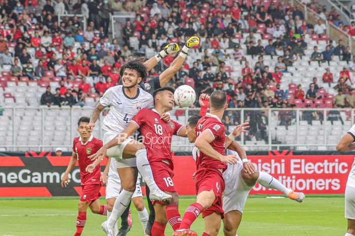 Striker timnas Indonesia, Muhammad Rafli (tengah), sedang berduel udara menyundul bola saat bertanding dalam laga Piala AFF 2022 di Stadion Gelora Bung Karno, Senayan, Jakarta, 23 Desember 2022.