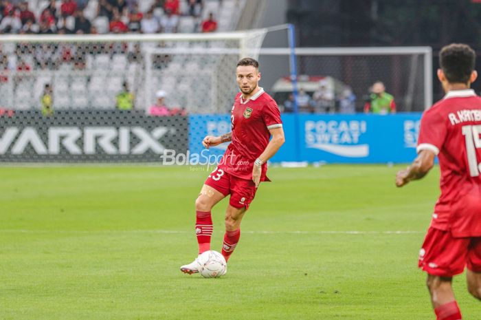 Gelandang naturalisasi timnas Indonesia, Marc Klok, sedang menguasai bola ketika bertanding dalam laga Piala AFF 2022 di Stadion Gelora Bung Karno, Senayan, Jakarta, 23 Desember 2022.