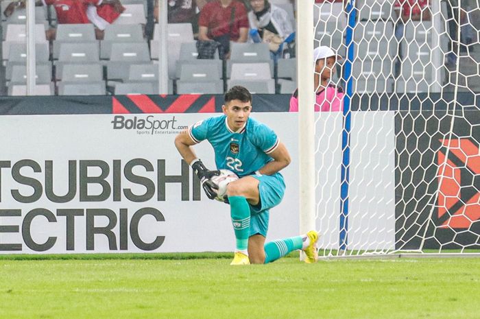 Kiper timnas Indonesia, Nadeo Argawinata, sedang menguasai bola saat bertanding dalam laga Piala AFF 2022 di Stadion Gelora Bung Karno, Senayan, Jakarta, 23 Desember 2022.