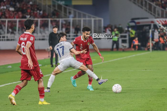 Pemain timnas Indonesia, Yakob Sayuri (kanan), tampak sedang menguasai bola ketika bertanding dalam laga Piala AFF 2022 di Stadion Gelora Bung Karno, Senayan, Jakarta, 23 Desember 2022.