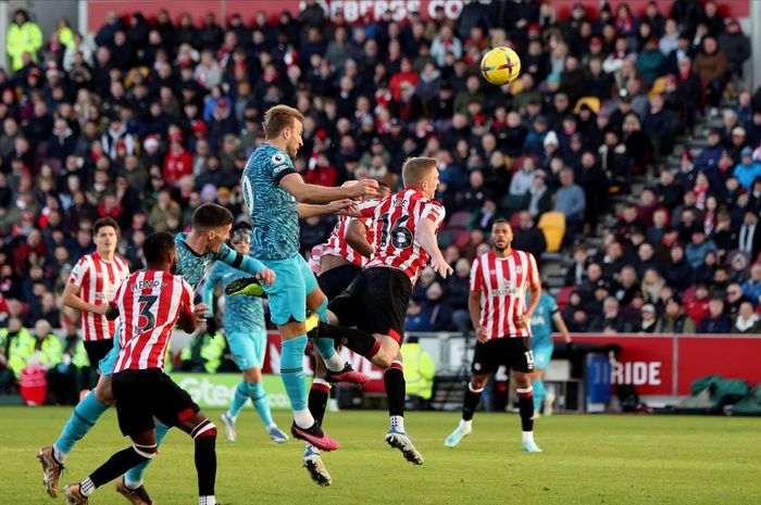 Striker Tottenham Hotspur, Harry Kane, mencetak gol ke gawang Brentford pada laga Boxing Day pekan ke-17 Liga Inggris 2022-2023 di Gtech Community Stadium, Senin (26/12/2022.