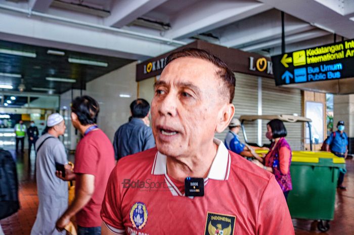 Ketua Umum PSSI, Mochamad Iriawan, sedang memberikan keterangan kepada awak media seusai tiba  di Bandara Soekarno Hatta, Tangerang, Banten, 27 Desember 2022.