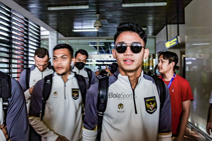 Marselino Ferdinan (kanan) bersama rombongan timnas Indonesia tiba di Bandara Soekarno Hatta, Tangerang, Banten, 27 Desember 2022.