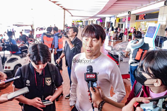 Pelatih timnas Indonesia, Shin Tae-yong, sedang memberikan keterangan kepada awak media seusai tiba  di Bandara Soekarno Hatta, Tangerang, Banten, 27 Desember 2022.