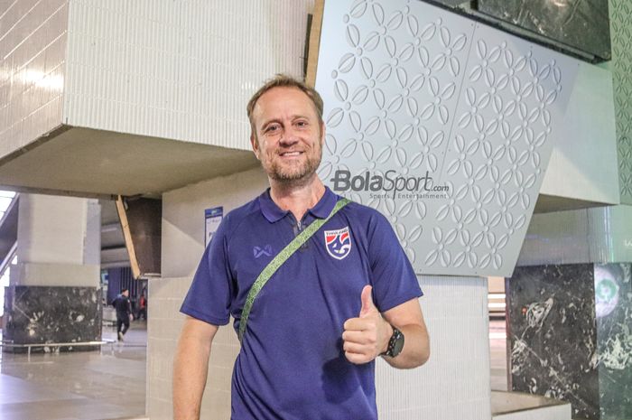 Pelatih timnas Thailand, Alexandre Polking, tampak berfoto pose saat tiba di Bandara Soekarno Hatta, Tangerang, Banten, 27 Desember 2022.