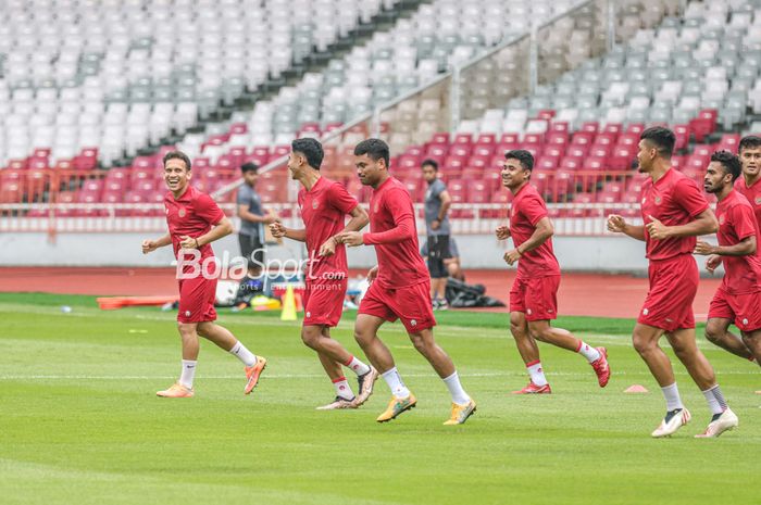 (Dari kiri ke kanan) Egy Maulana Vikri bersama beberapa pemain aboard seperti Marselino Ferdinan,  Saddil Ramdani, hingga Asnawi Mangkualam Bahar sedang melakukan pemanasan dalam sesi latihan bersama timnas Indonesia di Stadion Gelora Bung Karno, Senayan, Jakarta, 28 Desember 2022.