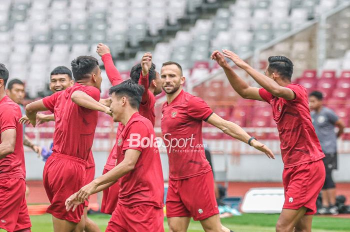 Striker naturalisasi timnas Indonesia, Ilija Spasojevic (tengah), sedang melakukan pemanasan dalam sesi latihan di Stadion Gelora Bung Karno, Senayan, Jakarta, 28 Desember 2022.