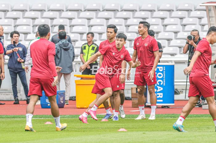 Witan Sulaeman (depan) dan Edo Febriansyah (belakang) sedang mengikuti sesi latihan bersama timnas Indonesia di Stadion Gelora Bung Karno, Senayan, Jakarta, 28 Desember 2022.