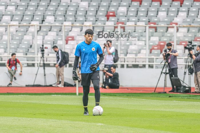 Kiper timnas Indonesia, Muhammad Riyandi, sedang menguasai bola saat berlatih di Stadion Gelora Bung Karno, Senayan, Jakarta, 28 Desember 2022.