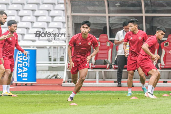 Penyerang timnas Indonesia, Muhammad Ramadhan Sananta (depan), sedang ikut berlatih di Stadion Gelora Bung Karno, Senayan, Jakarta, 28 Desember 2022.