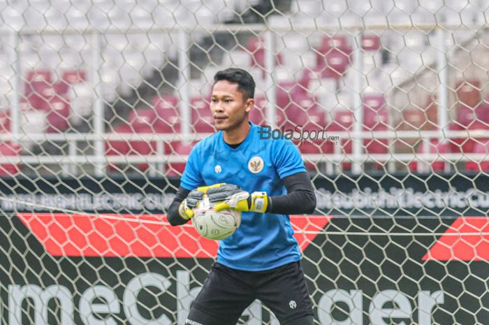 Kiper timnas Indonesia, Syahrul Trisna Fadillah, tampak sedang menangkap bola saat berlatih di Stadion Gelora Bung Karno, Senayan, Jakarta, 28 Desember 2022.