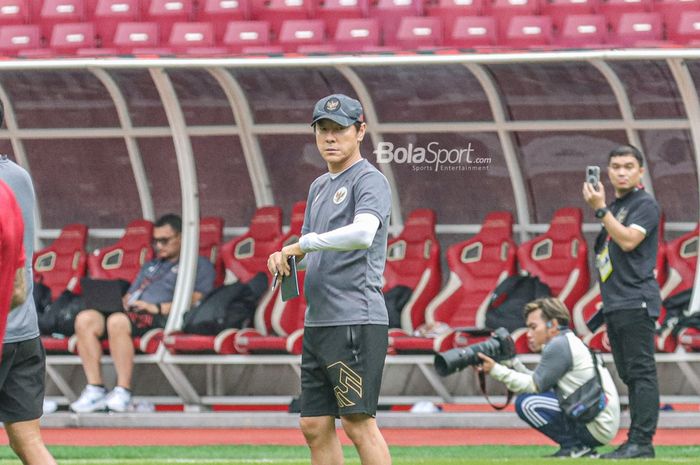 Pelatih timnas Indonesia, Shin Tae-yong, sedang memantau para pemainnya berlatih di Stadion Gelora Bung Karno, Senayan, Jakarta, 28 Desember 2022.