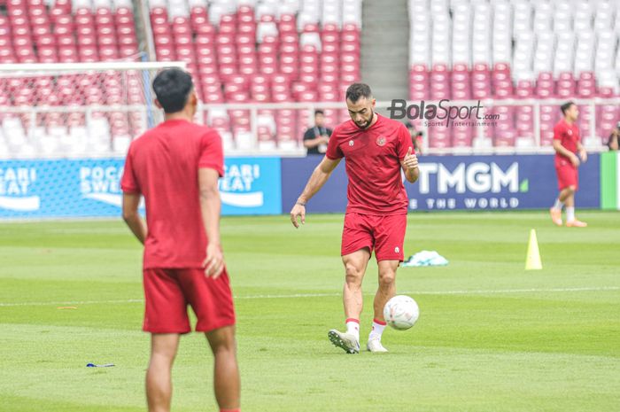 Bek naturalisasi timnas Indonesia, Jordi Amat (kanan), sedang menendang bola saat berlatih di Stadion Gelora Bung Karno, Senayan, Jakarta, 28 Desember 2022.