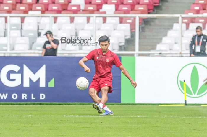 Bek sayap kiri timnas Indonesia, Edo Febriansyah, tampak sedang menendang bola ketika berlatih di Stadion Gelora Bung Karno, Senayan, Jakarta, 28 Desember 2022.