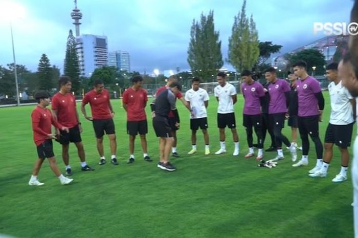 Pelatih timnas Indonesia, Shin Tae-yong sempat menyindir pemainnya, Hansamu Yama yang luput mencetak gol walau gawang sudah kosong saat lawan Brunei, Senin (26/12/2022).