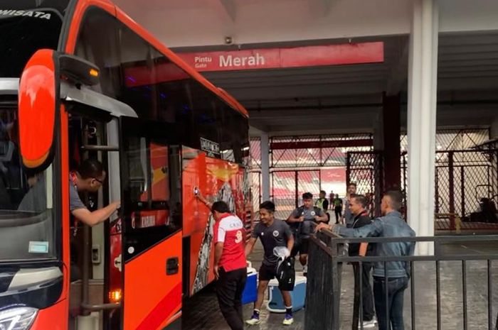 dua ofisial timnas Indonesia yang tertinggal dari rombongan bus skuad Garuda seusai latihan di Stadion Utama Gelora Bung Karno (SUGBK), Senayan, Jakarta Pusat, Rabu (28/12/2022)